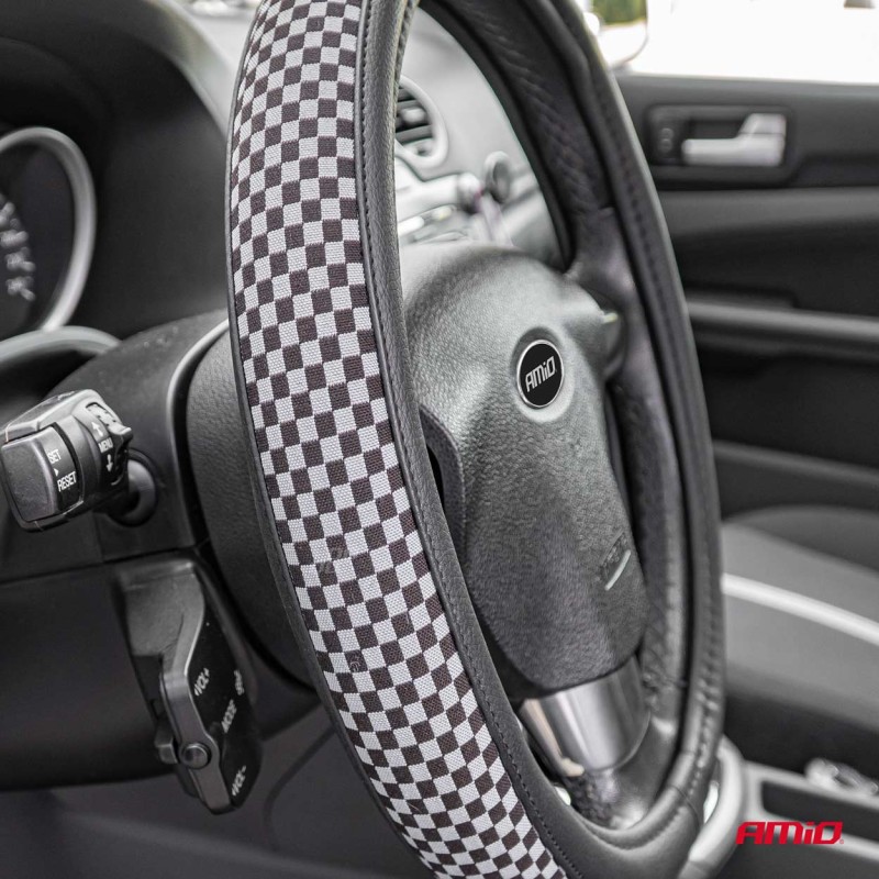 ΚΑΛΥΜΜΑ ΤΙΜΟΝΙΟΥ SWC-60 (M) 37>39cm ΜΑΥΡΟ ΜΕ ΣΧΕΔΙΟ ΑΣΠΡΟΜΑΥΡΗ ΣΚΑΚΙΕΡΑ AMIO - 1 ΤΕΜ.