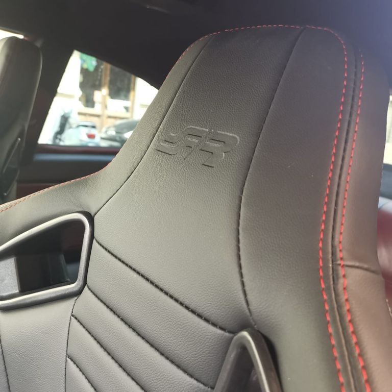 ΚΑΘΙΣΜΑ EMERSON ΑΝΑΚΛΙΝΟΜΕΝΟ ΣΥΝΟΔΗΓΟΥ ΜΑΥΡΟ/CARBON ΑΠΟ ΟΙΚΟΛΟΓΙΚΟ ΔΕΡΜΑ ΜΕ ΚΟΚΚΙΝΗ ΡΑΦΗ ΜΕ ΣΙΔΗΡΟΔΡΟΜΟ SIMONI RACING - 1 τεμ.